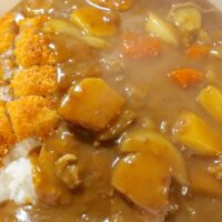 人気のローカル食堂「すずらん食堂」で具材ゴロゴロこってりおいしいカツカレー