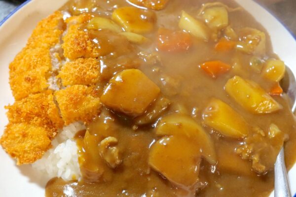 人気のローカル食堂「すずらん食堂」で具材ゴロゴロこってりおいしいカツカレー