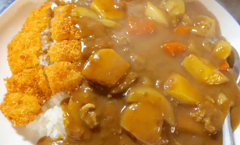 人気のローカル食堂「すずらん食堂」で具材ゴロゴロこってりおいしいカツカレー