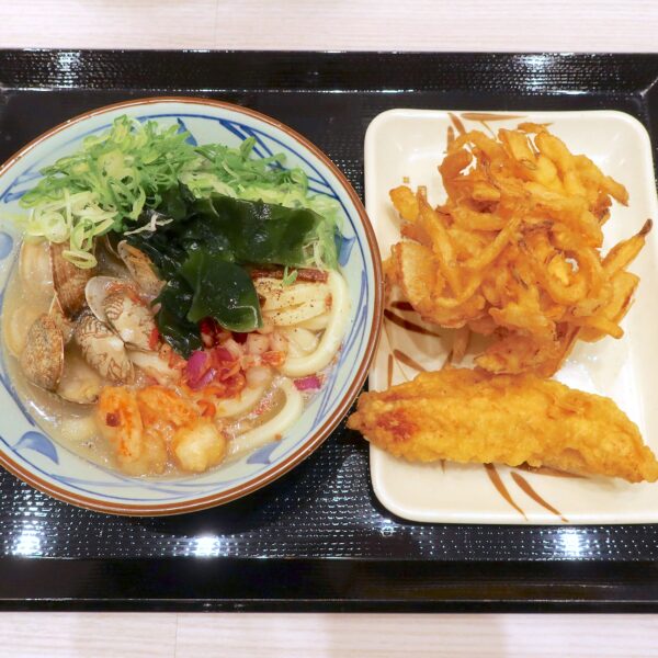 海鮮旨塩うどん（920円）＋野菜かき揚げ（190円）＋かしわ天（210円）