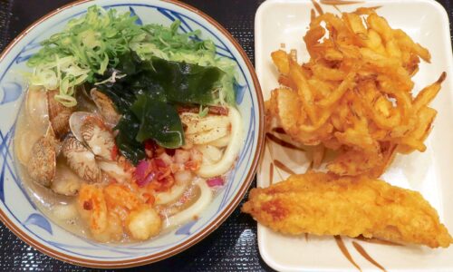 「丸亀製麺」の新メニュー・海鮮旨塩うどんには野菜かき揚げトッピングがオススメ