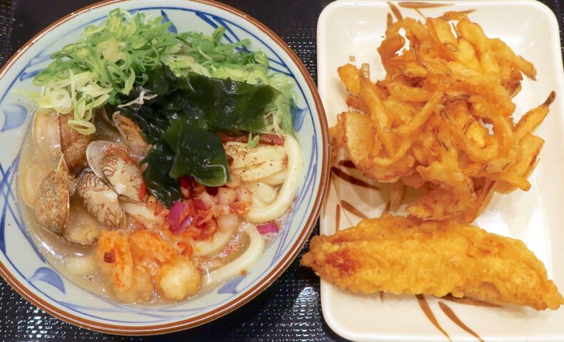 「丸亀製麺」の新メニュー・海鮮旨塩うどんには野菜かき揚げトッピングがオススメ