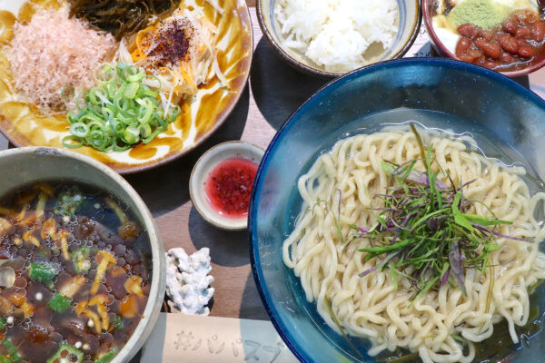 宜野湾「沖縄そばパパイヤとスブイ」で限定・冷た〜い昆布水と梅ぇ〜つけそば＆ジーマミぜんざい