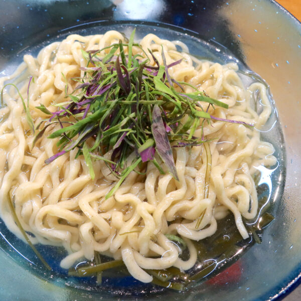 昆布水つけそばの上には刻みハンダマ