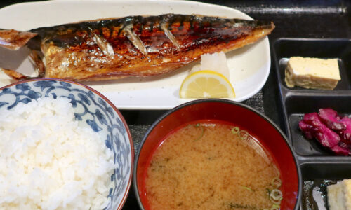 那覇・久米「酒場しょくどう 残心」で皮までうまい塩トロ鯖定食