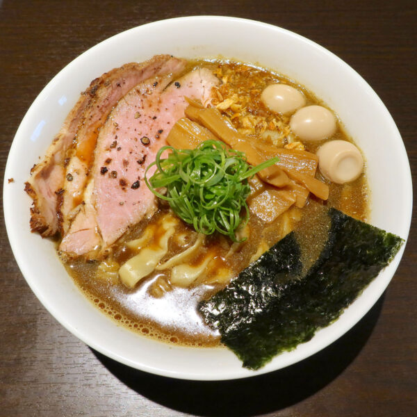 純煮干醤油 大（1,150円）＋うずら（100円）＋レア焼豚（200円）＋手もみ麺（50円）