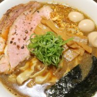 那覇・若狭「麺狂浪人 卍」でロールアウトした太手揉み麺を純煮干醤油でいただく！