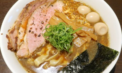 那覇・若狭「麺狂浪人 卍」でロールアウトした太手揉み麺を純煮干醤油でいただく！