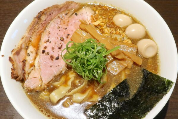 那覇・若狭「麺狂浪人 卍」でロールアウトした太手揉み麺を純煮干醤油でいただく！