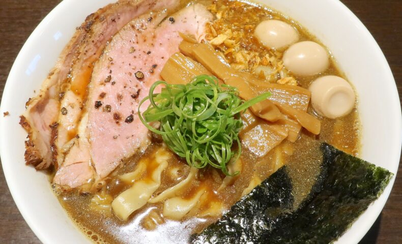 那覇・若狭「麺狂浪人 卍」でロールアウトした太手揉み麺を純煮干醤油でいただく！