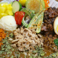 那覇「大道CurryChan」の沖縄スパイスカレーフェスメニュー・やんばルーロー飯とチキンカレーのあいもりカレー