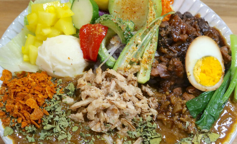 那覇「大道CurryChan」の沖縄スパイスカレーフェスメニュー・やんばルーロー飯とチキンカレーのあいもりカレー