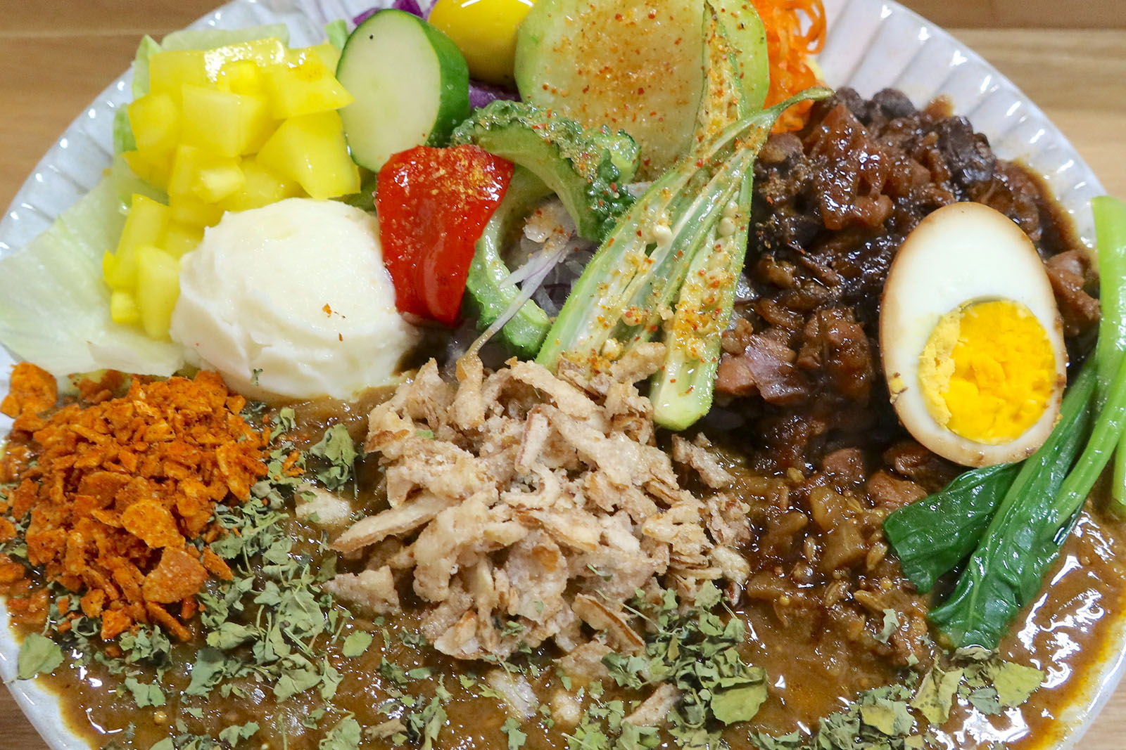 那覇「大道CurryChan」でカラフルな島野菜がキレイで美味しいあいもり