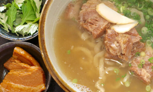 那覇・首里「きんそば」で軟骨ソーキそば＋三枚肉トッピング