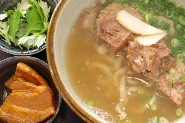 那覇・首里「きんそば」で軟骨ソーキそば＋三枚肉トッピング
