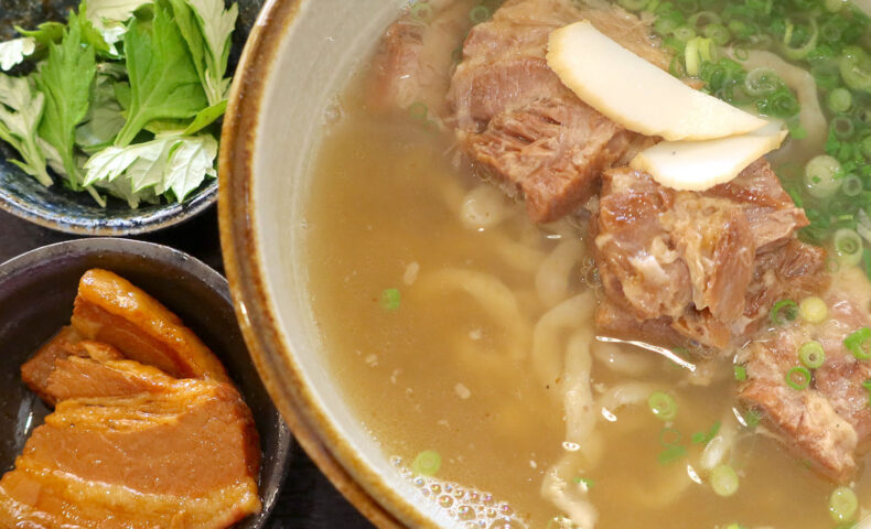那覇・首里「きんそば」で軟骨ソーキそば＋三枚肉トッピング
