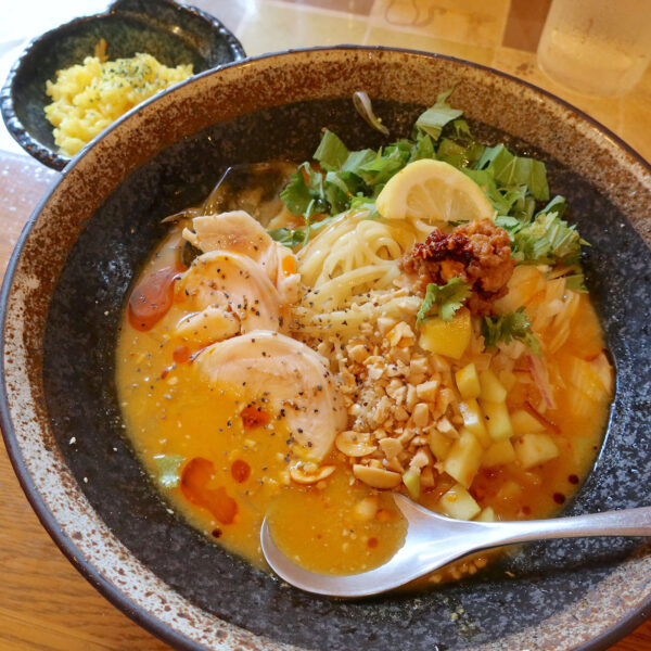 ミャンマー風冷やしカレーヌードル 追い飯付き（1,200円）