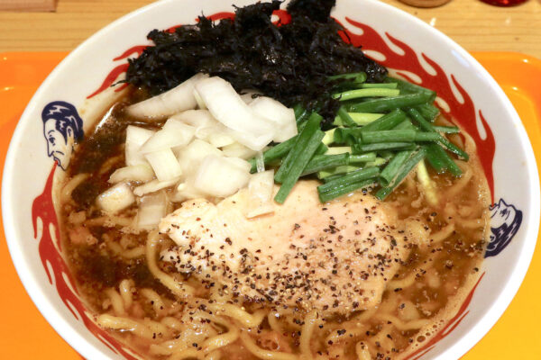 国際通りからすぐ「麻婆食堂 福笑い 那覇店」で背脂サバ煮干しそば＆ちょいルーロー飯
