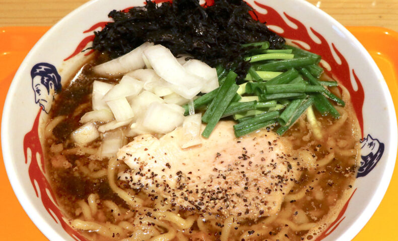 国際通りからすぐ「麻婆食堂 福笑い 那覇店」で背脂サバ煮干しそば＆ちょいルーロー飯