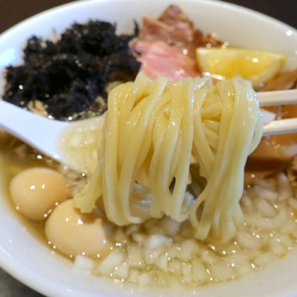 平打ちのツルツル麺