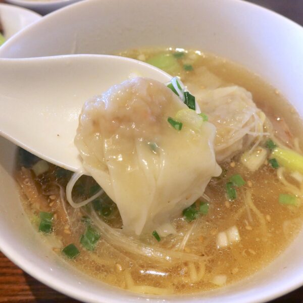 シャキッと食感もある海老ワンタン