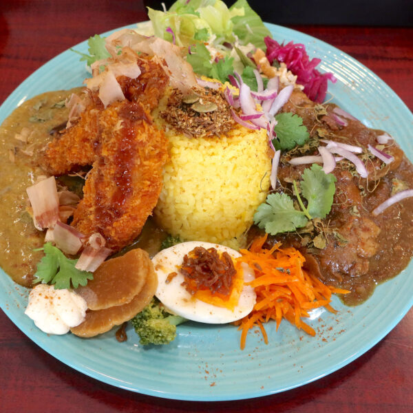 マグロフライカレー＆牛すじデミグラスカレーの２種盛りカレー（1,500円）