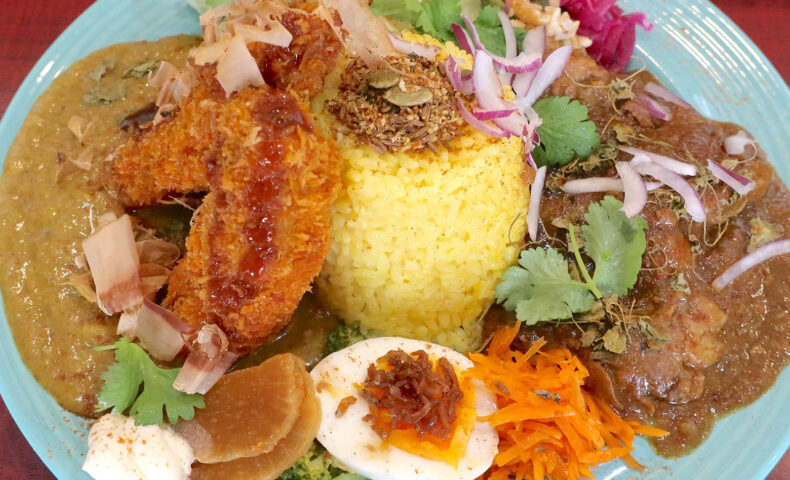 那覇「タマニカレー」でマグロフライカレー＆牛すじデミグラスカレーの２種盛りカレー