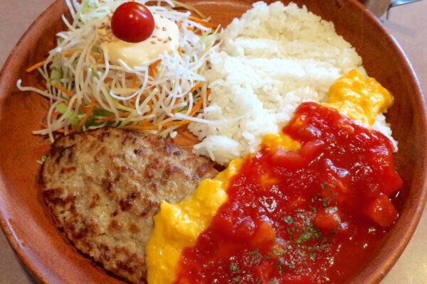 「びっくりドンキー」のフェアメニュー・角切りトマトのオムバーグディッシュ