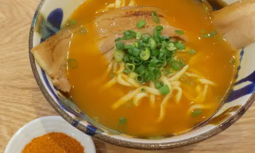 「タイラ製麺所 南風原新川店」で激辛の沖縄そば！ 島辛そば＋じゅーしーセット