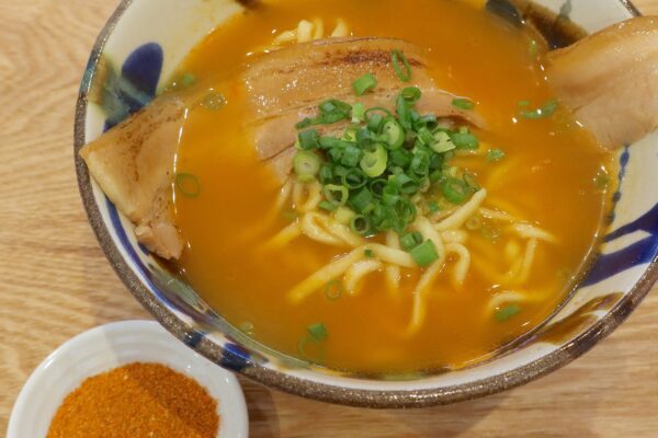 「タイラ製麺所 南風原新川店」で激辛の沖縄そば！ 島辛そば＋じゅーしーセット