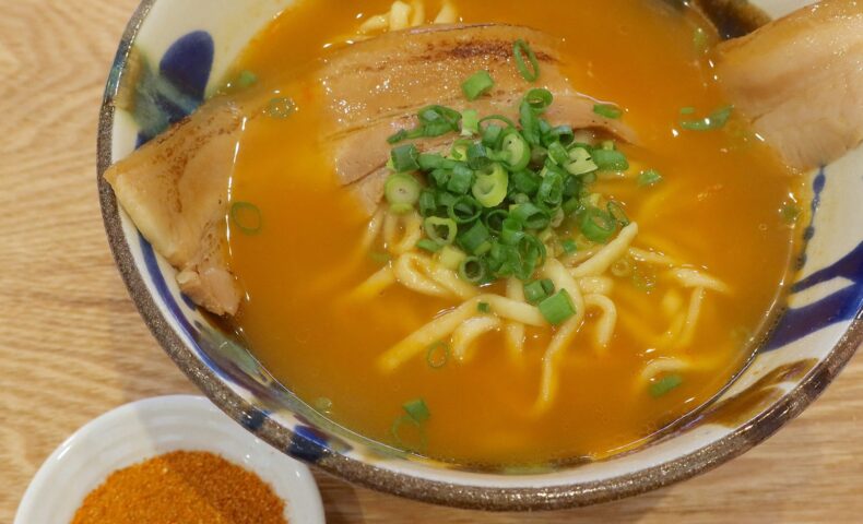 「タイラ製麺所 南風原新川店」で激辛の沖縄そば！ 島辛そば＋じゅーしーセット