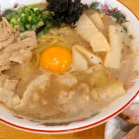 那覇「夢ノ弥」の食べるスープ・中華肉玉そば＋魔法の深みスパイス＆さばにんにく