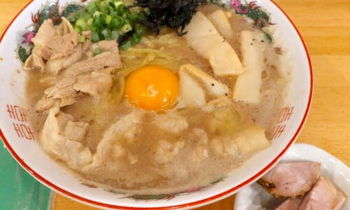 那覇「夢ノ弥」の食べるスープ・中華肉玉そば＋魔法の深みスパイス＆さばにんにく