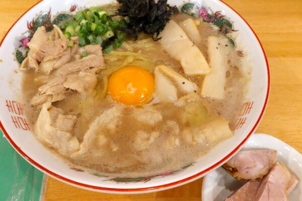 那覇「夢ノ弥」の食べるスープ・中華肉玉そば＋魔法の深みスパイス＆さばにんにく