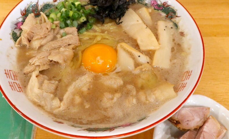 那覇「夢ノ弥」の食べるスープ・中華肉玉そば＋魔法の深みスパイス＆さばにんにく