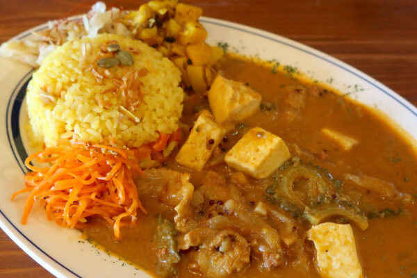 那覇・壺屋「カレー屋 タケちゃん」で沖縄スパイスカレーフェスメニュー・ゴーヤーチャンプルーのココナッツカレー