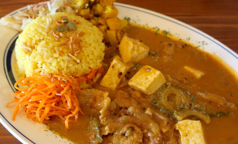 那覇・壺屋「カレー屋 タケちゃん」で沖縄スパイスカレーフェスメニュー・ゴーヤーチャンプルーのココナッツカレー