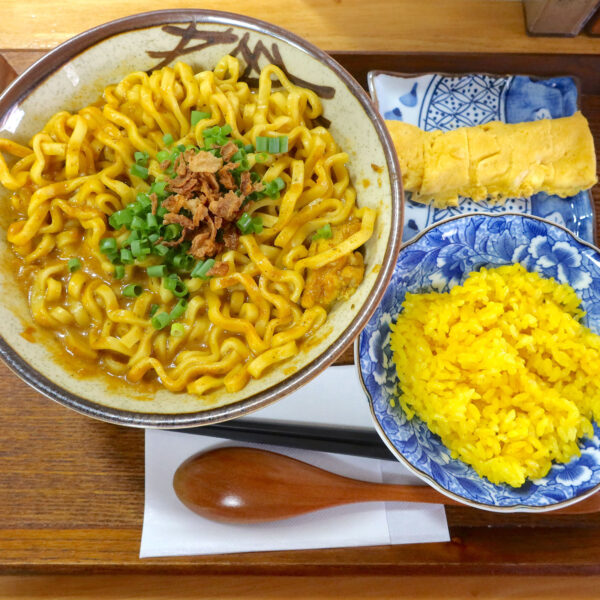 沖縄そばカレー（700円）＆ミニライス（50円）＋卵焼き（100円）