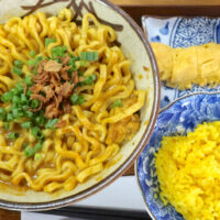 那覇・牧志「Kakazu Spice Cafe」で沖縄そばカレー＆ミニライス＋卵焼き