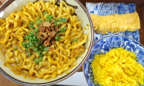 那覇・牧志「Kakazu Spice Cafe」で沖縄そばカレー＆ミニライス＋卵焼き