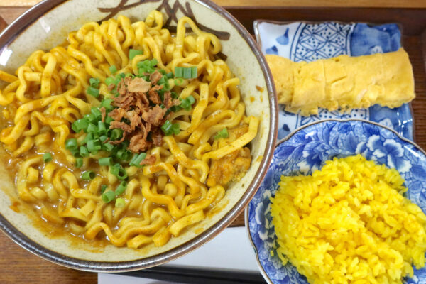 那覇・牧志「Kakazu Spice Cafe」で沖縄そばカレー＆ミニライス＋卵焼き