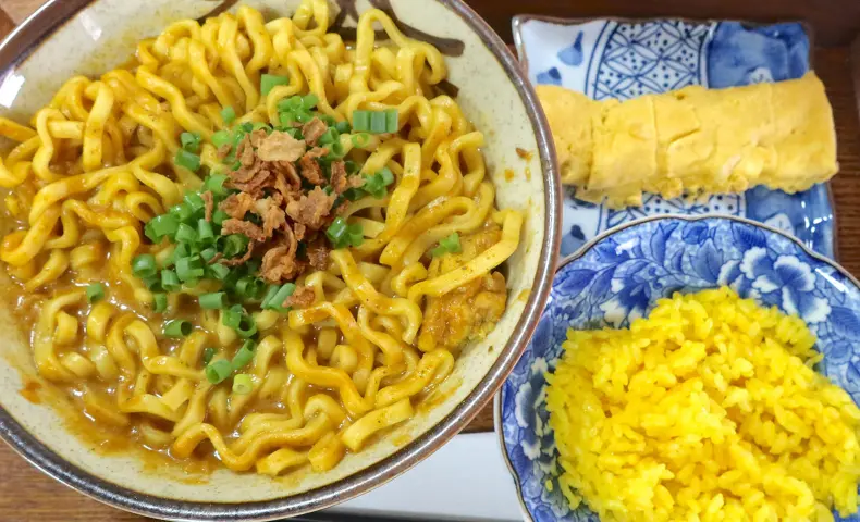 那覇・牧志「Kakazu Spice Cafe」で沖縄そばカレー＆ミニライス＋卵焼き