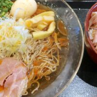 泉崎「鶏そば 新里」のパキパキ細麺と酸味がおいしい冷やし中華そば＆チャーシュー丼