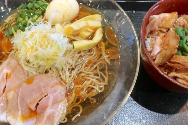 泉崎「鶏そば 新里」のパキパキ細麺と酸味がおいしい冷やし中華そば＆チャーシュー丼