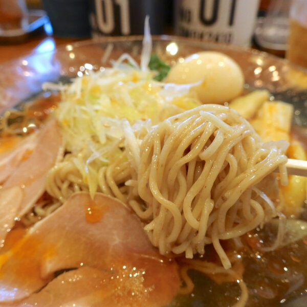 パキッと細麺、酸味と辛味