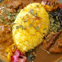 首里「穀雨Curry」の The Universe で週替りのイカカリーを含む4種のカレーを楽しむ