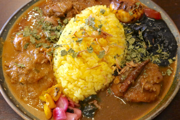 首里「穀雨Curry」の The Universe で週替りのイカカリーを含む4種のカレーを楽しむ