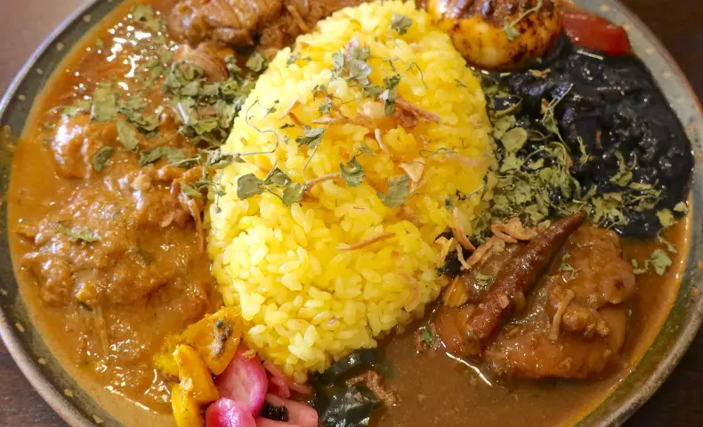 首里「穀雨Curry」の The Universe で週替りのイカカリーを含む4種のカレーを楽しむ