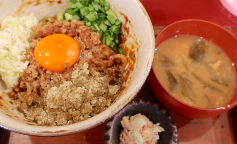 那覇・牧志「まぜ麺マホロバ」の旨辛台湾まぜ麺＋納豆トッピング