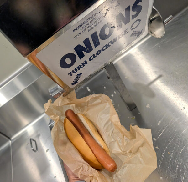 スタンドでオニオンやケチャップをかけて